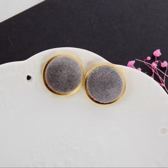 ☀️ Adorable Handmade Gray Button Earrings - Picture 1 of 2